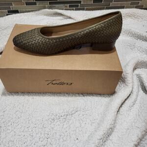 Trotters Women's Loafer Slip-on Flats   Olive size 12 Wide